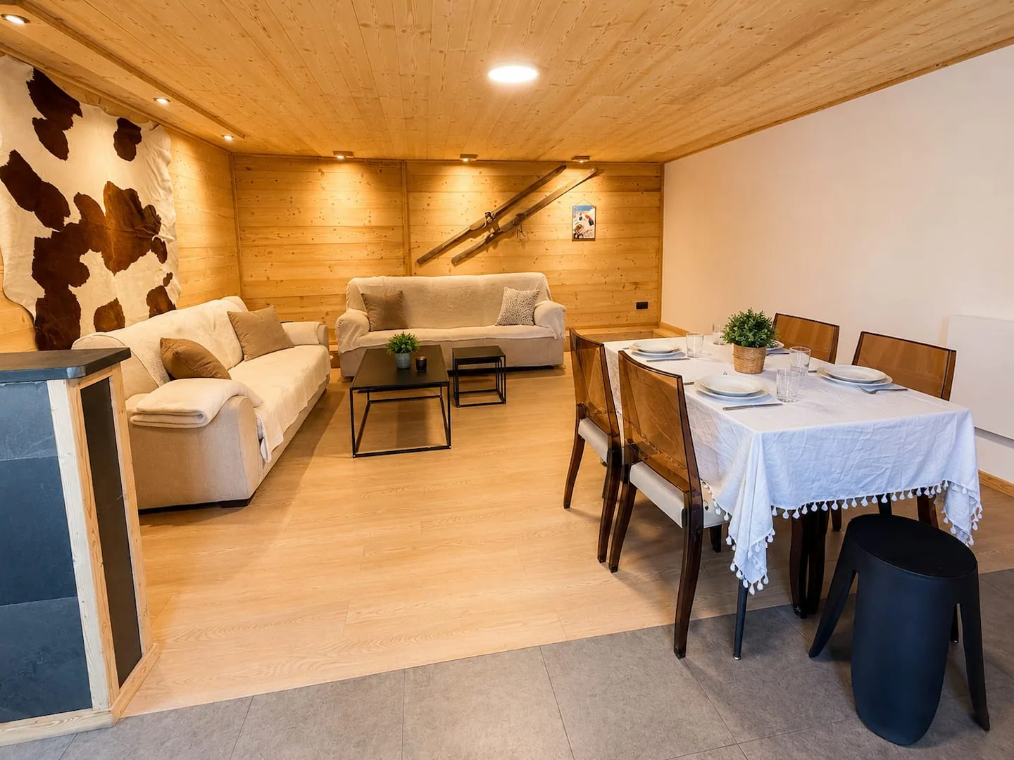 Salon et espace repas chaleureux du Chalet des Loups