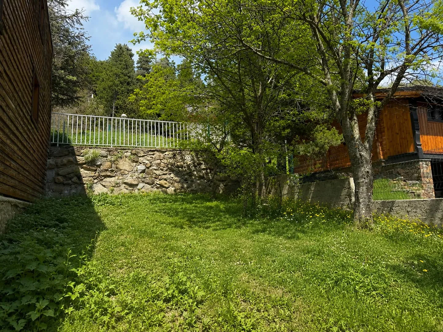 Jardín arbolado y cerrado del Chalet des Loups en Pyrénées 2000