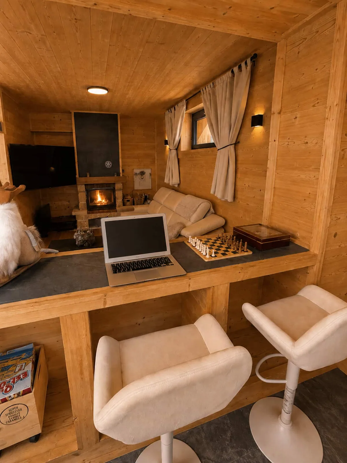 Coin bureau et lecture près de la cheminée allumée du Chalet Isard