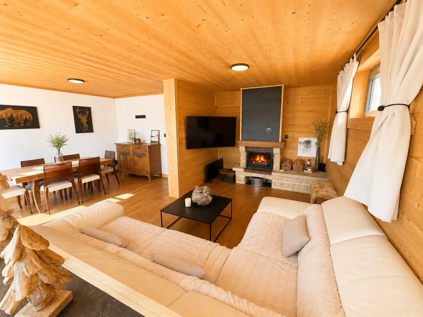 Salón de madera del Chalet Isard con la chimenea encendida
