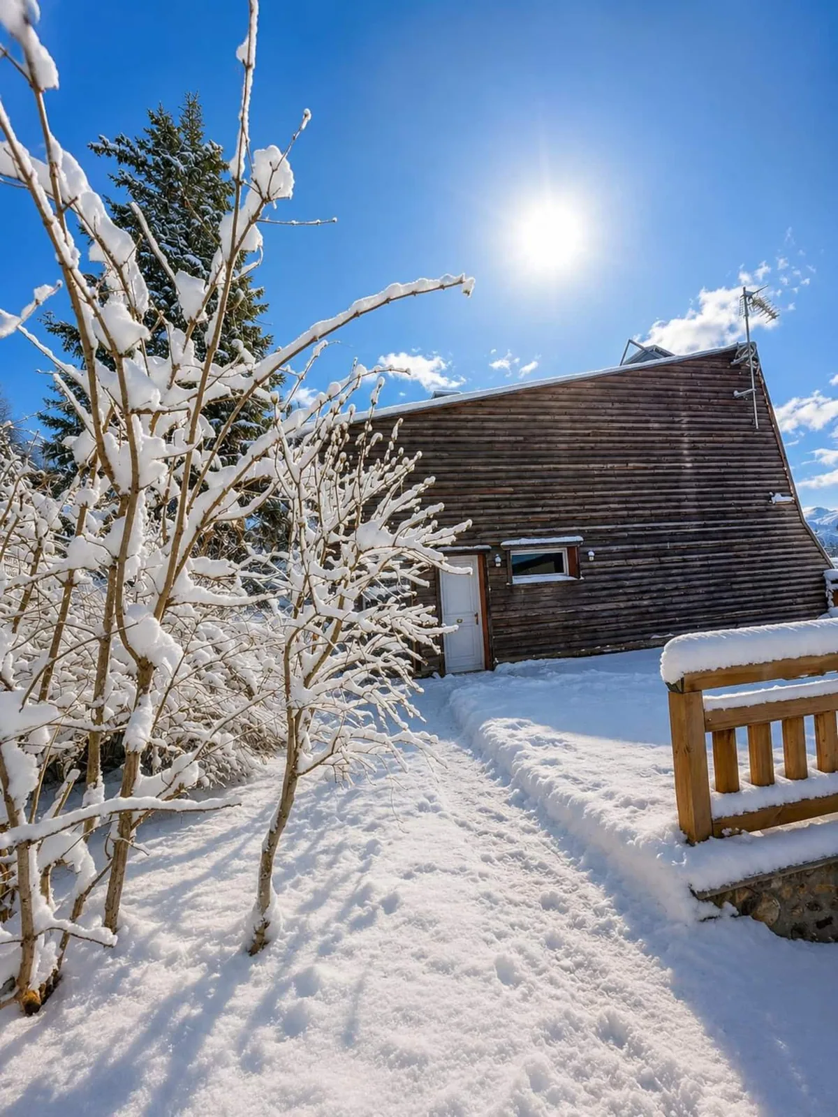 Grand Chalet Isard bajo la nieve en Pyrénées 2000